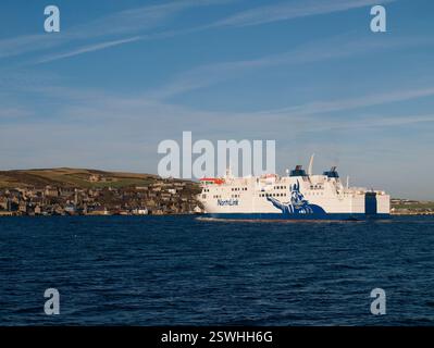NorthLink Ferry approche de Stromness Jan 2025, îles Orcades Banque D'Images
