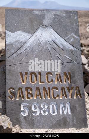 Un panneau détaillé pour le volcan Sabancaya au Mirador de los Volcanes au Pérou, entouré de paysages andins à couper le souffle Banque D'Images