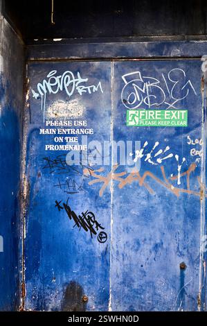 Graffiti sur la sortie de la porte coupe-feu Banque D'Images