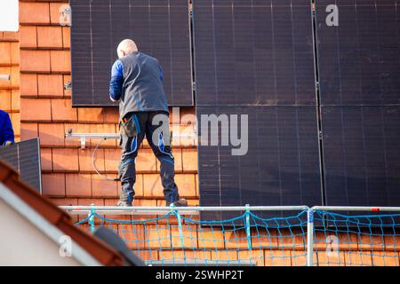 Mutterstadt : installation d’un système photovoltaïque sur une maison unifamiliale Banque D'Images