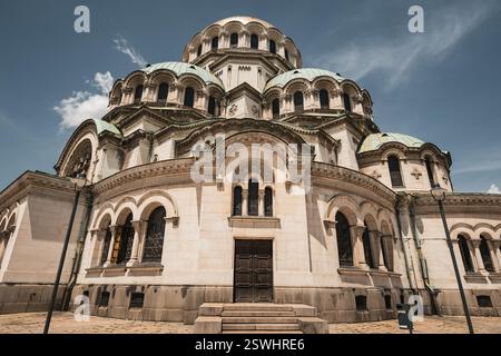 Vue extérieure de la cathédrale patriarcale de préparAlexander Nevsky le jour ensoleillé Sofia Bulgarie Banque D'Images