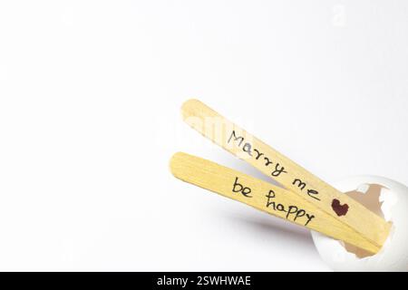 gros plan d'un message écrit à la main sur un bâton de popsicle pour la saint-valentin comme se marier et être heureux Banque D'Images
