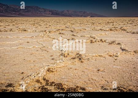Paysage désertique avec une montagne en arrière-plan. Le sol est sec et fissuré. Il n'y a pas d'arbres ou de végétation dans la région Banque D'Images
