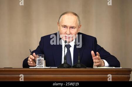 Moscou, Russie. 20 février 2025. Le président russe Vladimir Poutine prononce un discours lors de la réunion annuelle des juges de la juridiction générale, des tribunaux militaires et des tribunaux d'arbitrage au bâtiment de la Cour suprême, le 20 février 2025 à Moscou, en Russie. Crédit : Sergey Bulkin/Kremlin Pool/Alamy Live News Banque D'Images