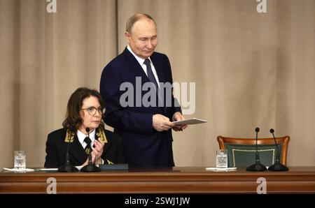 Moscou, Russie. 20 février 2025. Le président russe Vladimir Poutine, à droite, prend place à côté de la présidente de la Cour suprême Irina Podnosova, à gauche, lors de la réunion annuelle des juges de la juridiction générale, des tribunaux militaires et d'arbitrage dans le bâtiment de la Cour suprême, le 20 février 2025 à Moscou, Russie. Crédit : Sergey Bulkin/Kremlin Pool/Alamy Live News Banque D'Images