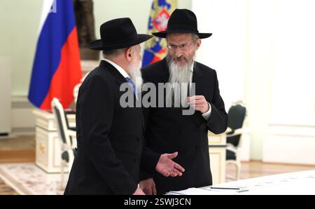Moscou, Russie. 20 février 2025. Fédération des communautés juives de Russie Président Alexander Boroda, à gauche, et le Grand Rabbin de Russie Berel Lazar, à droite, avant une rencontre avec le Président russe Vladimir Poutine, au Kremlin, le 20 février 2025 à Moscou, Russie. Crédit : Mikhail Metzel/Kremlin Pool/Alamy Live News Banque D'Images