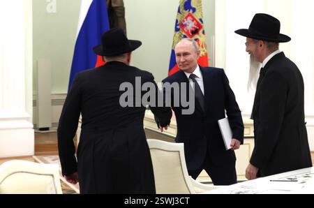 Moscou, Russie. 20 février 2025. Le président russe Vladimir Poutine, au centre, accueille la Fédération des communautés juives de Russie le président Alexander Boroda, à gauche, et le grand rabbin de Russie Berel Lazar, à droite, avant une réunion au Kremlin, le 20 février 2025 à Moscou, en Russie. Crédit : Mikhail Metzel/Kremlin Pool/Alamy Live News Banque D'Images