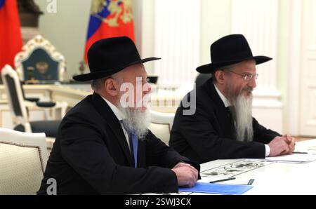 Moscou, Russie. 20 février 2025. Fédération des communautés juives de Russie le président Alexander Boroda, à gauche, et le grand rabbin de Russie Berel Lazar, à droite, écoutent lors d'une rencontre avec le président russe Vladimir Poutine, au Kremlin, le 20 février 2025 à Moscou, en Russie. Crédit : Mikhail Metzel/Kremlin Pool/Alamy Live News Banque D'Images