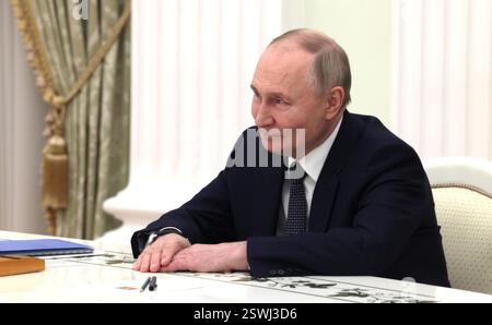 Moscou, Russie. 20 février 2025. Le président russe Vladimir Poutine, écoute le président de la Fédération des communautés juives de Russie Alexandre Boroda, et le grand rabbin de Russie Berel Lazar, lors d'une réunion au Kremlin, le 20 février 2025 à Moscou, en Russie. Crédit : Mikhail Metzel/Kremlin Pool/Alamy Live News Banque D'Images