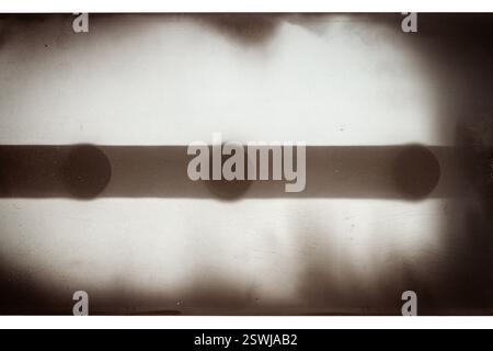 Film négatif couleur grungy 120mm isolé sur fond blanc. Matériau de film de format moyen sur fond blanc, espace réservé photo rétro. Banque D'Images