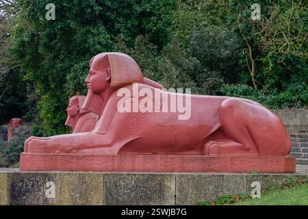 Crystal Palace Park sphinx, basé sur le Grand Sphinx de Tanis, restauré à leur couleur rouge terre cuite d'origine en 2016. Londres, Royaume-Uni. Banque D'Images