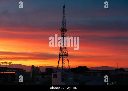 Coucher de soleil avec la tour de la station d'émetteur-récepteur de base Banque D'Images