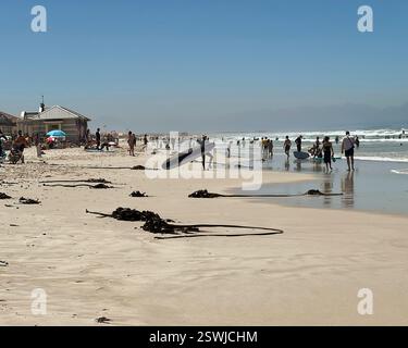 12 février 2025, Muizenberg, le Cap , Afrique du Sud - Fun de plage et surf à Surfers Corner à Muizenberg, Banque D'Images