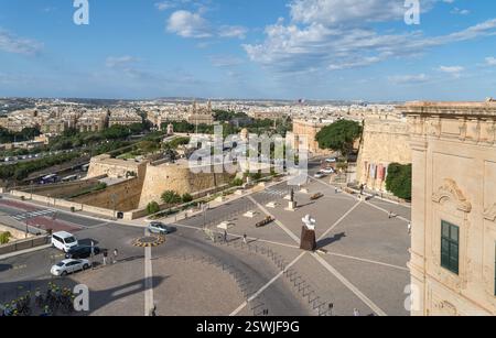 Célèbre place Castille et bastions à La Valette, Malte. Banque D'Images