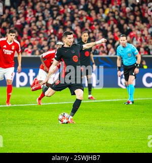 Robert Lewandowski marquant la pénalité sur le match entre SLBenfica vs FC barcelone pour la ligue des champions dans le stade de luz, lisbonne Portugal Banque D'Images