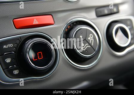 Détails de l'intérieur de la voiture : climatisation et feux de détresse Banque D'Images