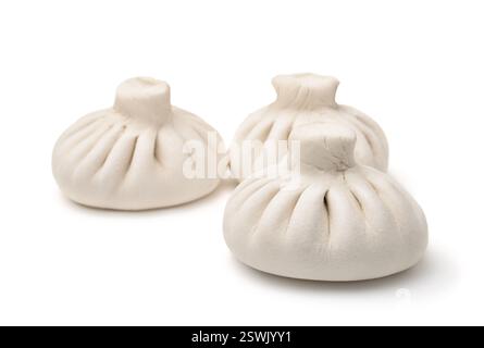 Trois khinkali non cuits isolés sur blanc Banque D'Images