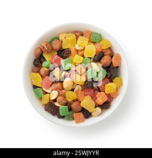 Vue de dessus de noix confites mélangées dans un bol en céramique isolé sur blanc Banque D'Images