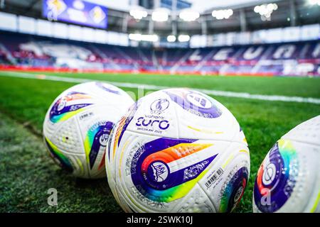 Valencia, Espagne. 21 février 2025. Le ballon de match photographié avant un match de football entre l'équipe nationale belge les Red Flames et l'Espagne, à Valence, Espagne vendredi 21 février 2025, lors de la première journée de match du groupe A3 de la compétition de la Ligue des Nations féminines 2024-25. BELGA PHOTO JOMA GARCIA i GISBERT crédit : Belga News Agency/Alamy Live News Banque D'Images