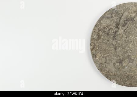 Vue de dessus de la plaque de marbre brun sur fond blanc. Présentation des aliments, plateau en pierre. Espace de copie, pose à plat. Banque D'Images