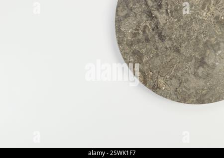 Vue de dessus de la plaque de marbre brun sur fond blanc. Présentation des aliments, plateau en pierre. Espace de copie, pose à plat. Banque D'Images