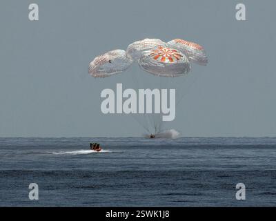 Le vaisseau spatial SpaceX Crew Dragon Endeavour est vu alors qu'il atterrit dans le golfe du Mexique au large de la côte de Pensacola, Floride, dimanche 2 août 2020, avec les astronautes de la NASA Robert Behnken et Douglas Hurley à bord. Le vol d'essai Demo-2 pour le programme commercial Crew de la NASA a été le premier à livrer des astronautes à la Station spatiale internationale et à les ramener en toute sécurité sur Terre à bord d'un vaisseau spatial construit et exploité commercialement. Behnken et Hurley sont revenus après avoir passé 64 jours dans l'espace. Banque D'Images