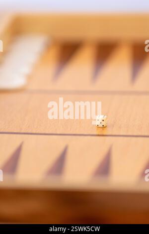 Dés cube sélectif focus sur le conseil traditionnel de backgammon, jeu de tables Banque D'Images