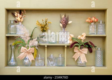 Bouteilles ornementales en verre vintage avec bouquets Banque D'Images