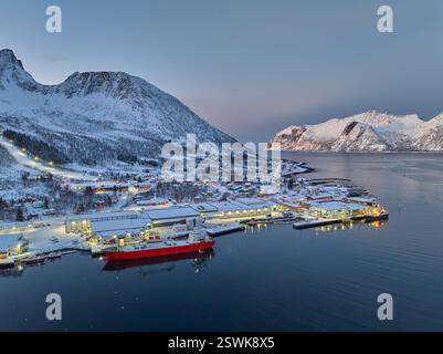 Photo aérienne de la ville et du port de pêche de Senjahopen, île de Senja dans le nord de la Norvège Banque D'Images
