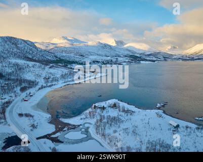 Photo aérienne le paysage enneigé de Skognevagen et Gisundet sur l'île Senja dans le nord de la Norvège Banque D'Images