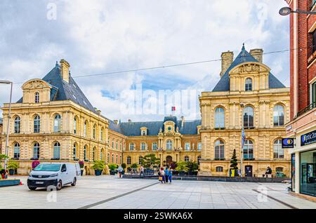 Amiens, France, le 3 juillet 2023 : Hôtel de ville d'Amiens L'Hôtel de ville est un bâtiment en pierre de style hôtel de ville d'architecture néo-classique avec drapeau français à Amien Banque D'Images
