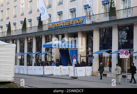 Blick auf den Haupteingang des Hotel Bayerischer Hof in München während der Sicherheitskonferenz. Blick auf den Haupteingang des Hotel Bayerischer Hof in München während der Sicherheitskonferenz. München Bayern Deutschland *** vue de l'entrée principale de l'Hôtel Bayerischer Hof à Munich pendant la conférence sur la sécurité vue de l'entrée principale de l'Hôtel Bayerischer Hof à Munich pendant la conférence sur la sécurité Munich Bavière Allemagne Banque D'Images