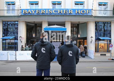 Blick auf den Haupteingang des Hotel Bayerischer Hof in München während der Sicherheitskonferenz. Blick auf den Haupteingang des Hotel Bayerischer Hof in München während der Sicherheitskonferenz. München Bayern Deutschland *** vue de l'entrée principale de l'Hôtel Bayerischer Hof à Munich pendant la conférence sur la sécurité vue de l'entrée principale de l'Hôtel Bayerischer Hof à Munich pendant la conférence sur la sécurité Munich Bavière Allemagne Banque D'Images