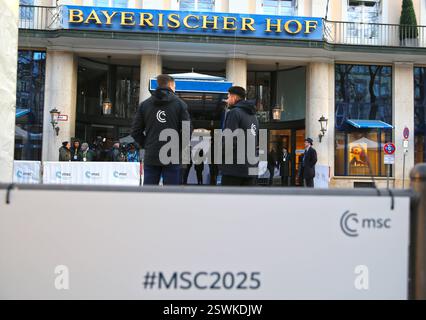 Blick in Richtung Haupteingang des Hotel Bayerischer Hof in München während der Sicherheitskonferenz. Blick in Richtung Haupteingang des Hotel Bayerischer Hof in München während der Sicherheitskonferenz. München Bayern Deutschland *** vue vers l'entrée principale de l'Hôtel Bayerischer Hof à Munich pendant la conférence sur la sécurité vue vers l'entrée principale de l'Hôtel Bayerischer Hof à Munich pendant la conférence sur la sécurité Munich Bavière Allemagne Banque D'Images