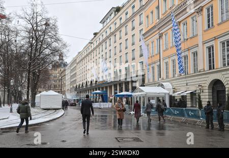 Blick in Richtung Haupteingang des Hotel Bayerischer Hof in München während der Sicherheitskonferenz. Blick in Richtung Haupteingang des Hotel Bayerischer Hof in München während der Sicherheitskonferenz. München Bayern Deutschland *** vue vers l'entrée principale de l'Hôtel Bayerischer Hof à Munich pendant la conférence sur la sécurité vue vers l'entrée principale de l'Hôtel Bayerischer Hof à Munich pendant la conférence sur la sécurité Munich Bavière Allemagne Banque D'Images