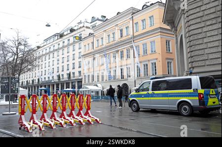 Blick in Richtung Haupteingang des Hotel Bayerischer Hof in München während der Sicherheitskonferenz. Blick in Richtung Haupteingang des Hotel Bayerischer Hof in München während der Sicherheitskonferenz. München Bayern Deutschland *** vue vers l'entrée principale de l'Hôtel Bayerischer Hof à Munich pendant la conférence sur la sécurité vue vers l'entrée principale de l'Hôtel Bayerischer Hof à Munich pendant la conférence sur la sécurité Munich Bavière Allemagne Banque D'Images
