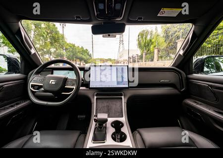 Tableau de bord avant d'un véhicule électrique Rox 01 longue portée stationnaire lors d'un essai routier officiel à Shanghai, en Chine. ROX Motor est une start-up chinoise producteur de VE foc Banque D'Images