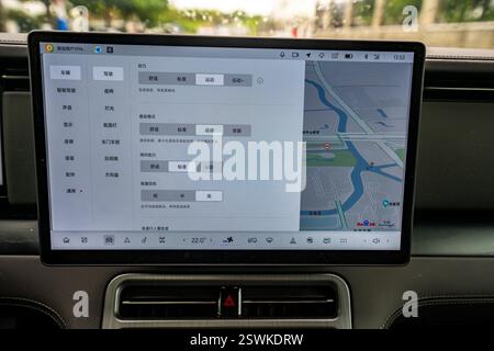 Écran d'infodivertissement d'un véhicule électrique Rox 01 longue portée stationnaire lors d'un essai routier officiel à Shanghai, en Chine. ROX Motor est une start-up chinoise producteur de VE Banque D'Images