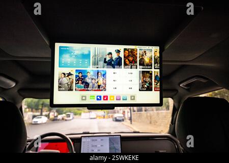 L'écran de divertissement arrière rabattable d'un véhicule électrique Rox 01 longue portée stationnaire lors d'un essai officiel à Shanghai, en Chine. ROX Motor est un Chinois Banque D'Images