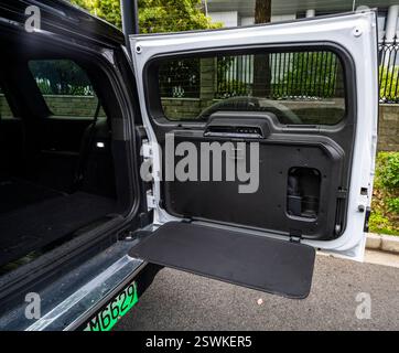 Installation d'outils de camping sur le hayon d'une stationnaire Rox 01 EV longue portée lors d'un essai officiel à Shanghai, en Chine. ROX Motor est une star chinoise Banque D'Images