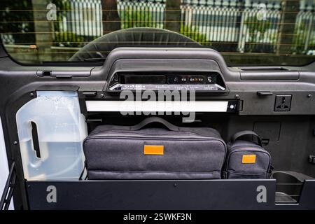 Installation d'outils de camping sur le hayon d'une stationnaire Rox 01 EV longue portée lors d'un essai officiel à Shanghai, en Chine. ROX Motor est une star chinoise Banque D'Images