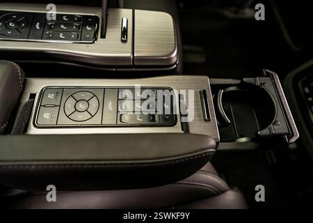 Contrôleur de siège de deuxième rangée et porte-gobelet d'un Rox 01 EV à portée étendue stationnaire lors d'un essai routier officiel à Shanghai, en Chine. ROX Motor est un Chines Banque D'Images