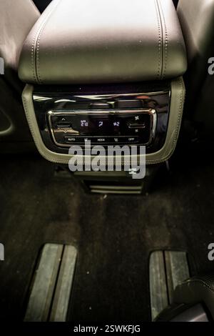 Commandes de climatisation pour la deuxième rangée d'un véhicule électrique Rox 01 longue portée stationnaire lors d'un essai routier officiel à Shanghai, en Chine. ROX Motor est une star chinoise Banque D'Images