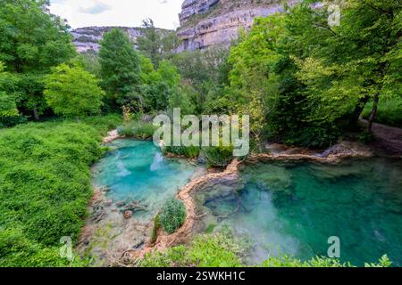 Paysage karstique, point d'intérêt géologique, Parc naturel Hoces del Alto Ebro y Rudron, Orbaneja del Castillo, Village médiéval. Burgos, Espagne Banque D'Images