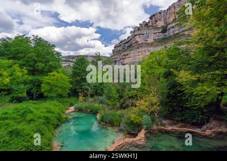 Paysage karstique, point d'intérêt géologique, Parc naturel Hoces del Alto Ebro y Rudron, Orbaneja del Castillo, Village médiéval. Burgos, Espagne Banque D'Images