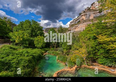 Paysage karstique, point d'intérêt géologique, Parc naturel Hoces del Alto Ebro y Rudron, Orbaneja del Castillo, Village médiéval. Burgos, Espagne Banque D'Images