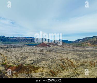 Vue aérienne panoramique du cratère volcanique dans le champ de lave de Berserkjahraun, péninsule de Snæfellsnes, ouest de l'Islande. Banque D'Images