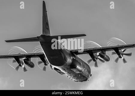 Photo monochrome de l'avion de transport C-130J Hercules de la Royal Australian Air Force, immatriculé A97-468, avec tourbillons à l'extrémité de l'hélice, Banque D'Images
