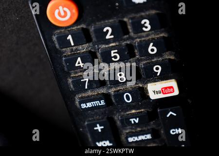 Athènes, Grèce - 21 février 2025. Gros plan d'une télécommande de téléviseur poussiéreuse. Saleté et crasse visibles, indiquant une utilisation prolongée et un manque de nettoyage Banque D'Images