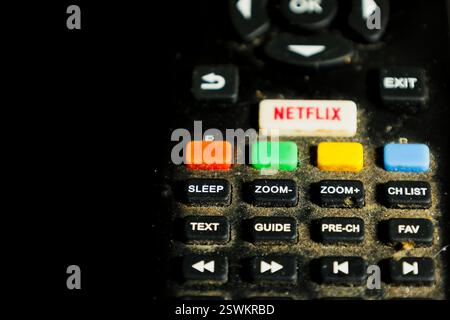 Athènes, Grèce - 21 février 2025. Gros plan d'une télécommande de téléviseur poussiéreuse. Banque D'Images